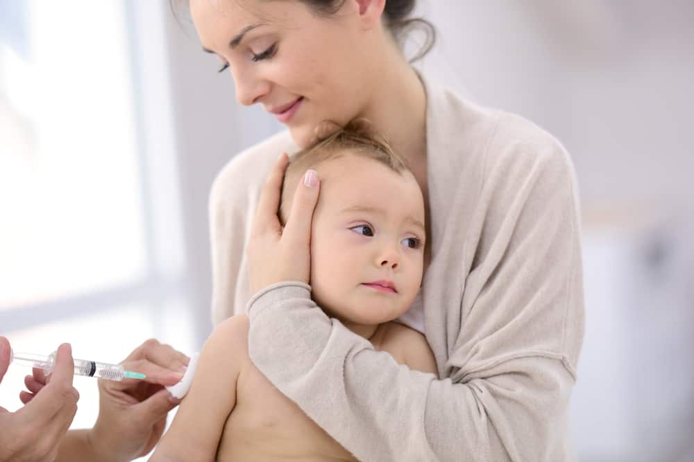 Trẻ sơ sinh có cần tiêm vắc xin không?