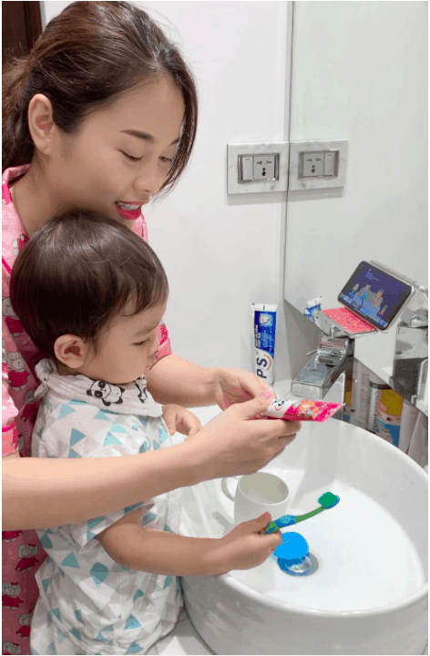 Mẹ dạy bé lấy kem đánh răng 