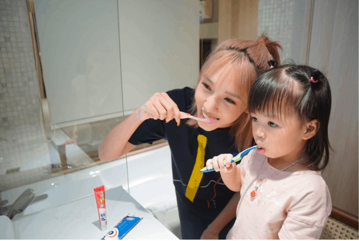 Sử dụng kem đánh răng có hương vị và bàn chải đánh răng dễ thương