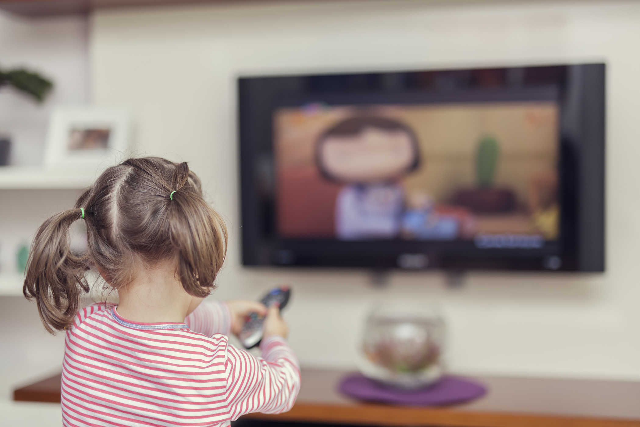 Cha mẹ có nên cho trẻ 2 tuổi xem tivi không?