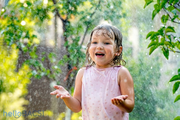 Cho trẻ tắm mưa, nghịch bùn: Nên hay không?