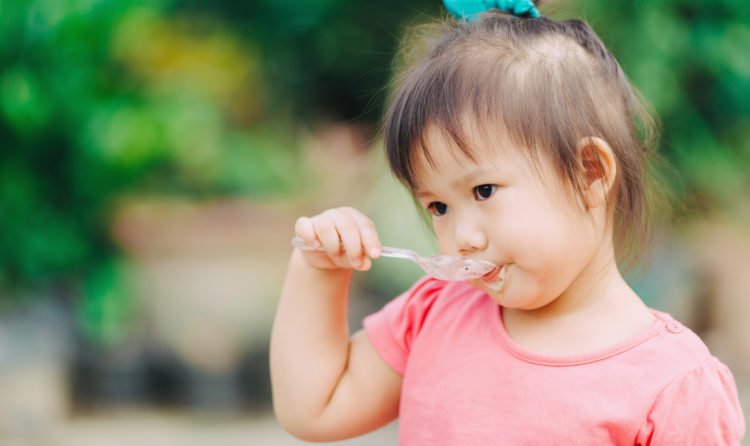 Mẹo dạy con ăn bằng thìa và 4 sai lầm phổ biến