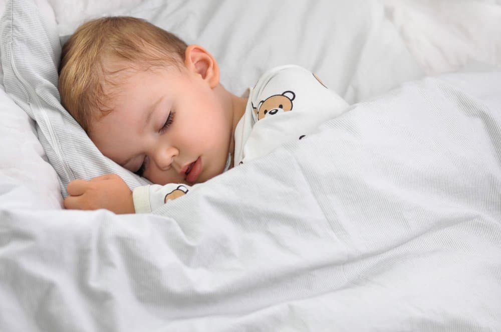 Tại sao trẻ 2 tuổi ngủ hay giật mình?  Và lời khuyên dành cho các bậc cha mẹ