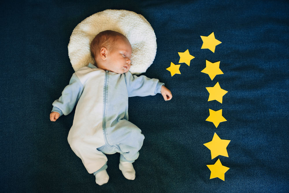 Trẻ 1 tháng tuổi ngủ bao nhiêu là đủ?  Trẻ ngủ quá ít hay quá nhiều có sao không?