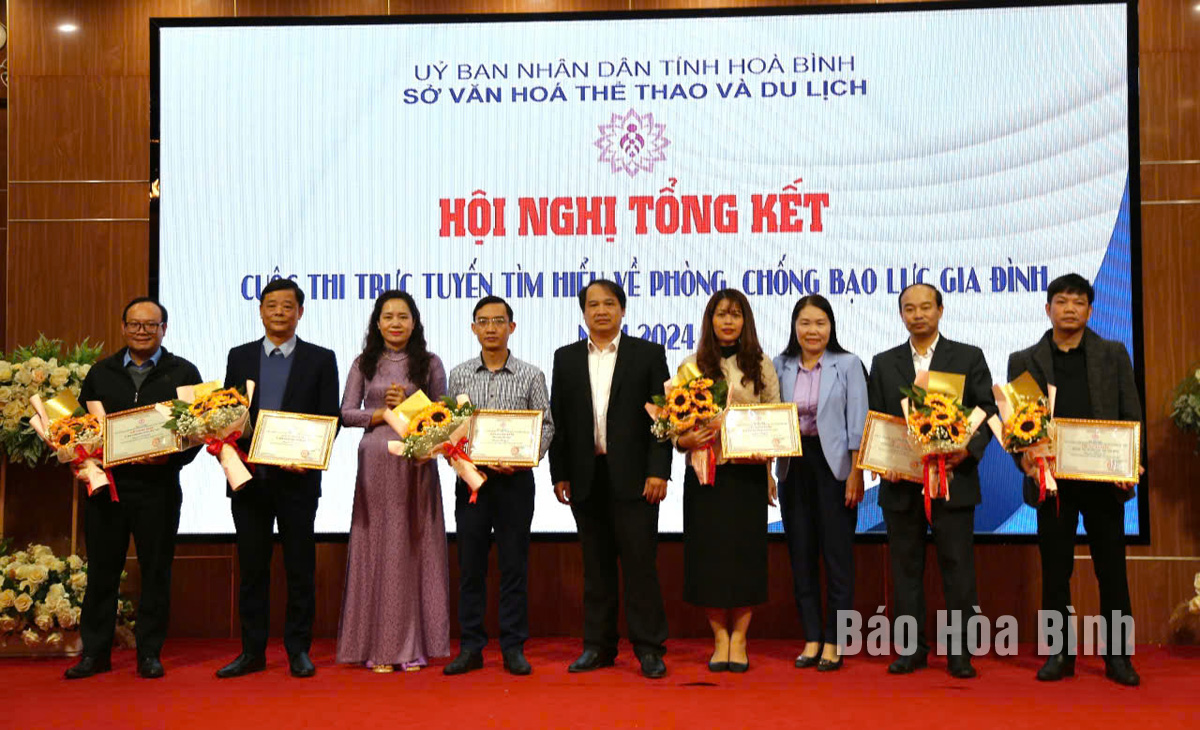 Lãnh đạo Ban Tuyên giáo Tỉnh ủy trao giải nhất cho các cá nhân