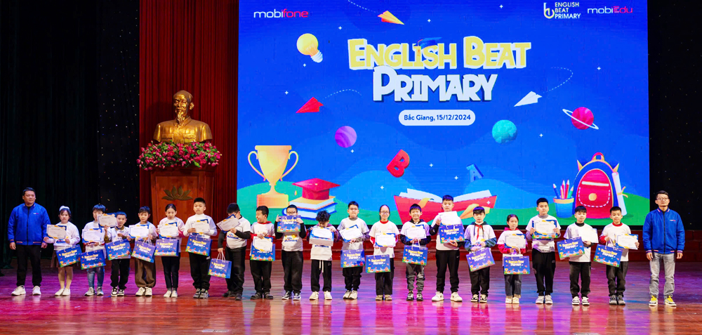 Hình ảnh các em học sinh nhận giải thưởng tại vòng Gala của cuộc thi English Beat - Primary