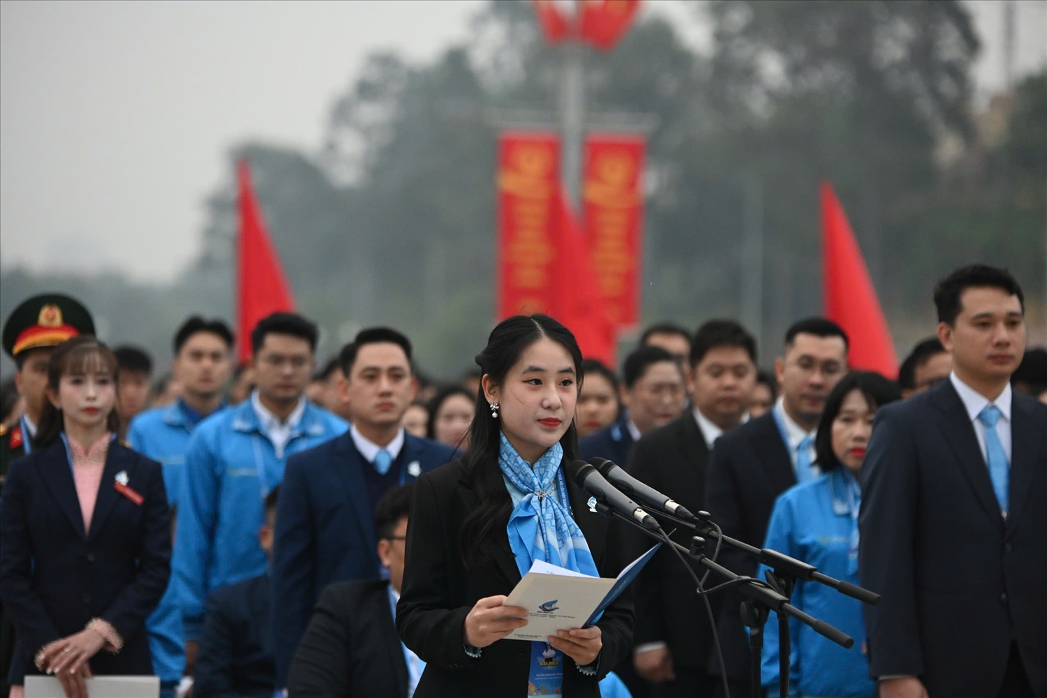 Chị Châu Tuyết Vân báo cáo trước anh linh Chủ tịch Hồ Chí Minh –  Khoảnh khắc xúc động thể hiện sự tôn kính và quyết tâm của tuổi trẻ Việt Nam