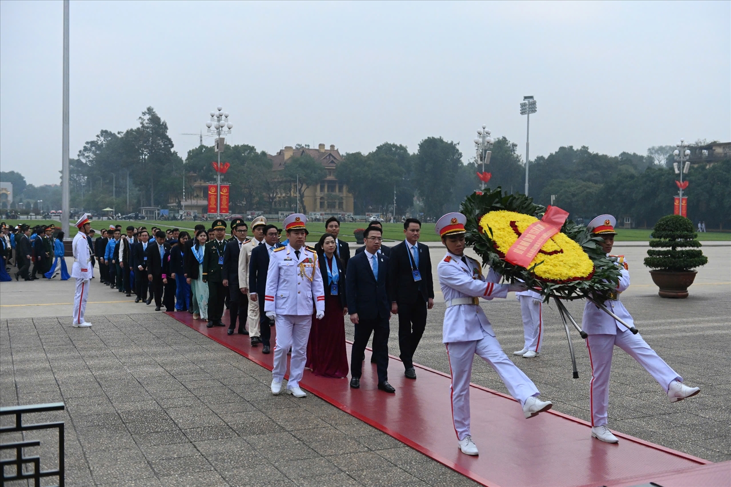 Đoàn đại biểu dâng hoa tại Lăng Chủ tịch Hồ Chí Minh –  Hình ảnh thể hiện lòng thành kính và sự tưởng nhớ sâu sắc đối với vị lãnh tụ kính yêu