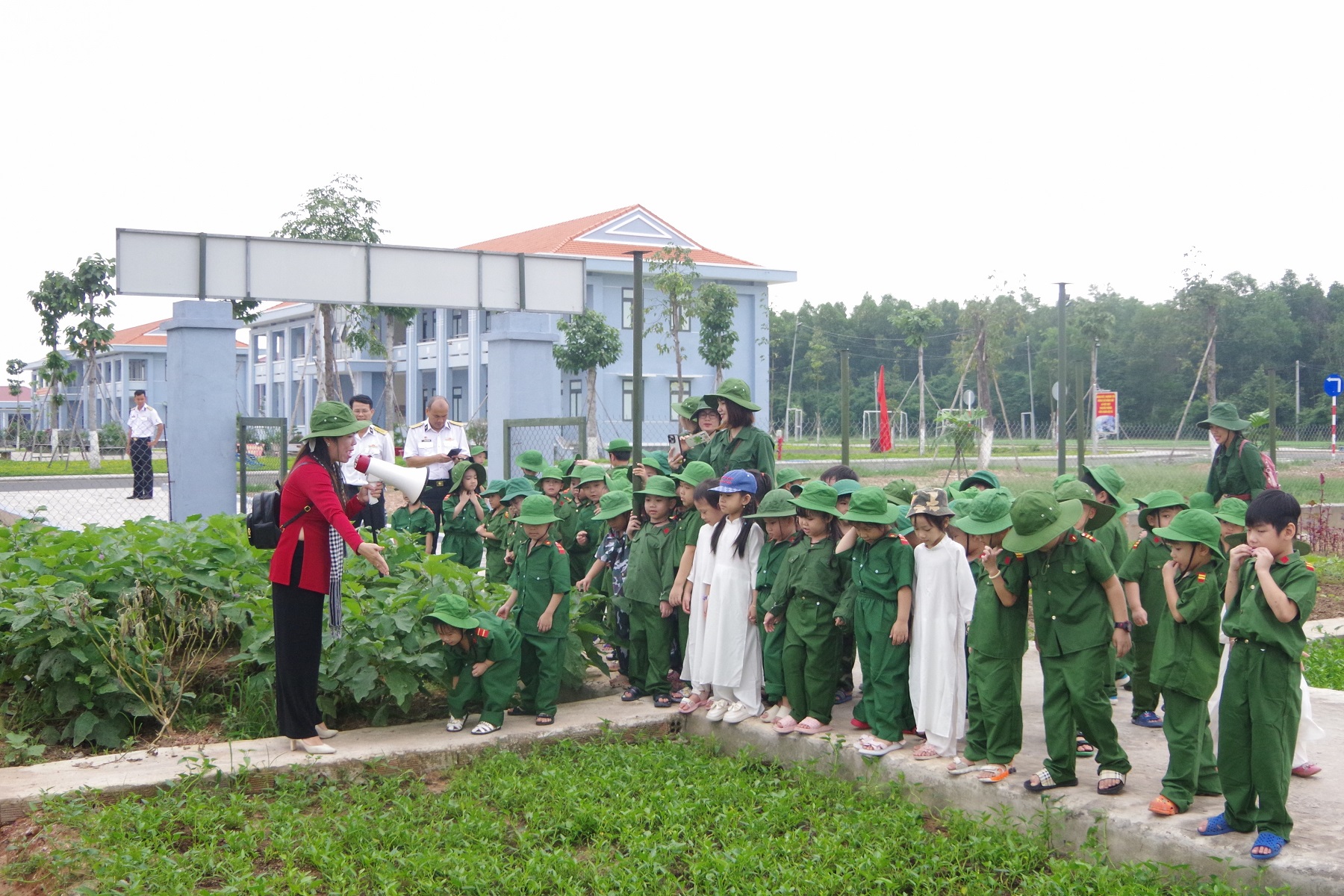 Hình ảnh các em học sinh mầm non tham gia hoạt động tại Trung tâm Bảo đảm kỹ thuật Vùng 2 Hải quân