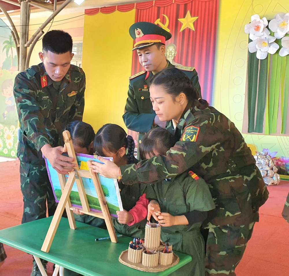 Các bé mầm non tham gia chương trình "Trái tim biết ơn"