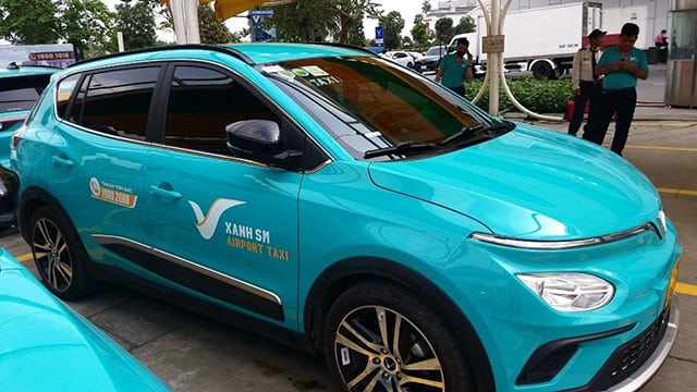 Xe taxi Xanh SM đang đón khách tại sảnh chờ sân bay Nội Bài