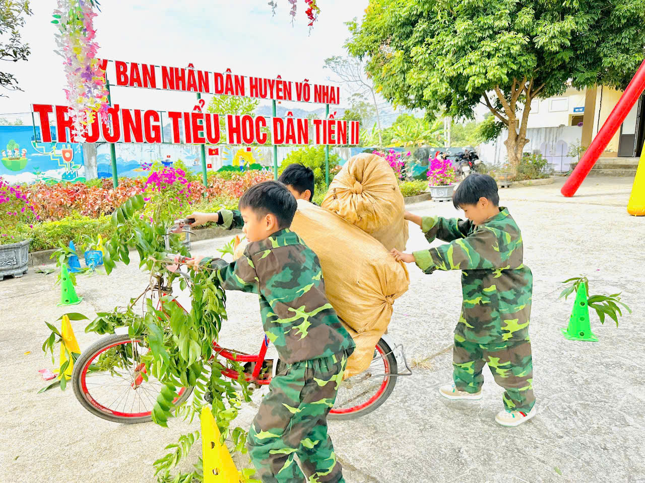 Hình ảnh các em học sinh tham gia các hoạt động trải nghiệm khác