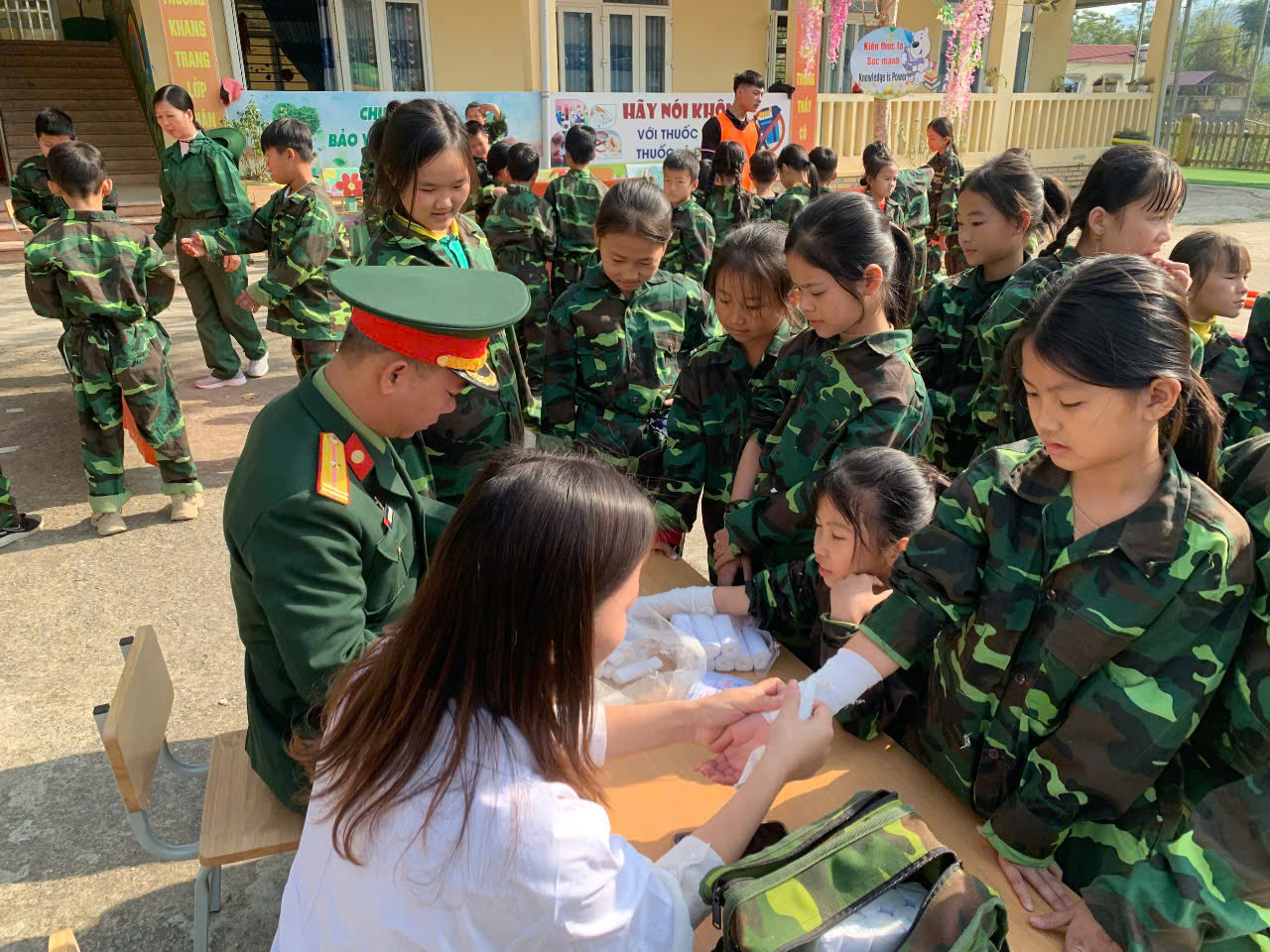 Hình ảnh các em học sinh tham gia hoạt động vượt chướng ngại vật