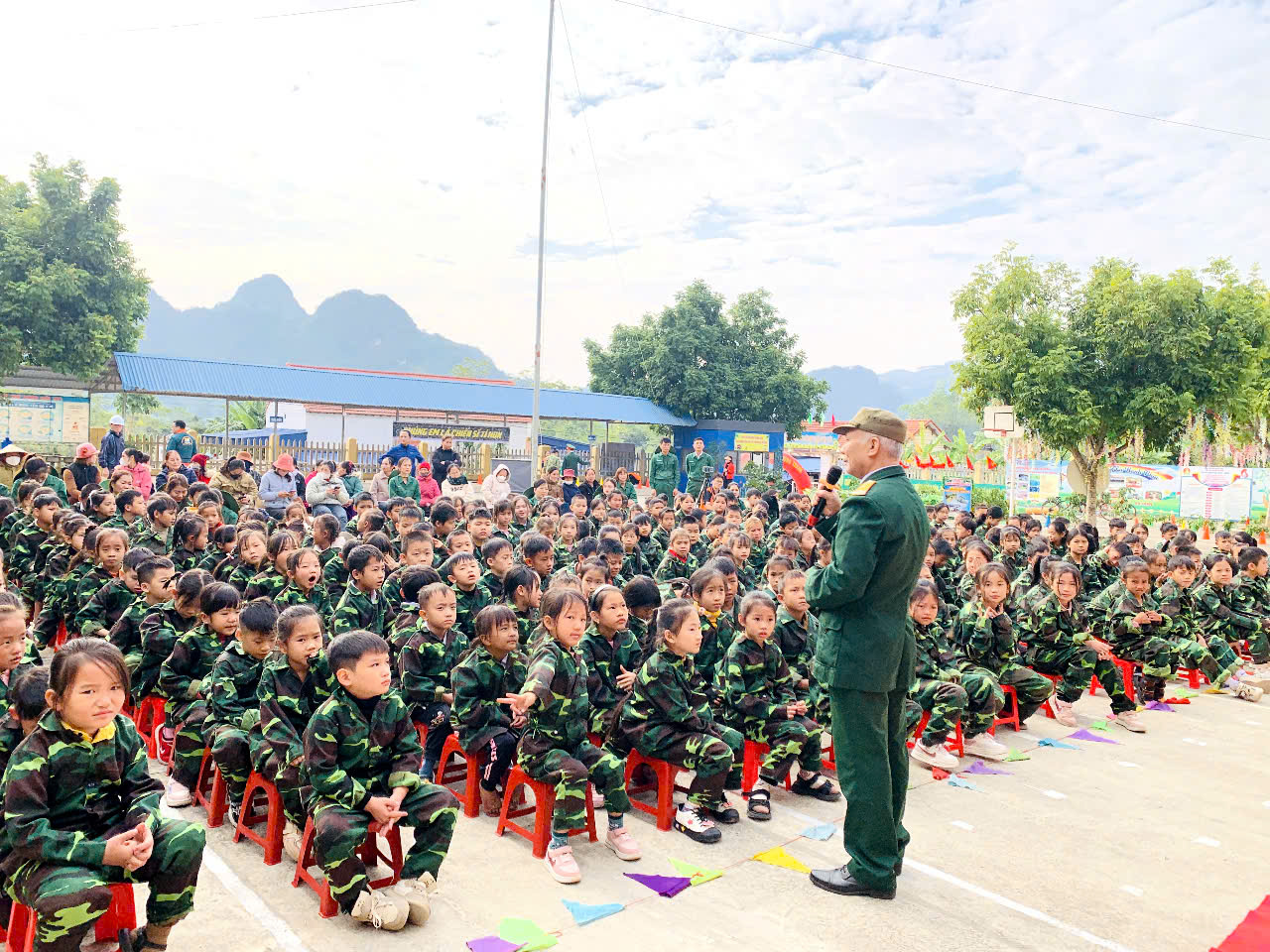 Hình ảnh các em học sinh chăm chú lắng nghe đại biểu kể chuyện