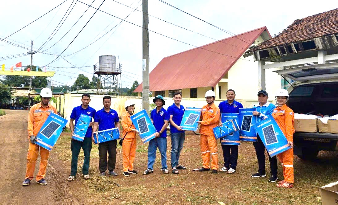 Các thành viên Đoàn Thanh niên đang lắp đặt đèn