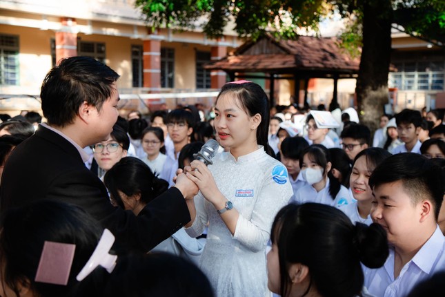 Tặng quà cho trẻ em có hoàn cảnh khó khăn