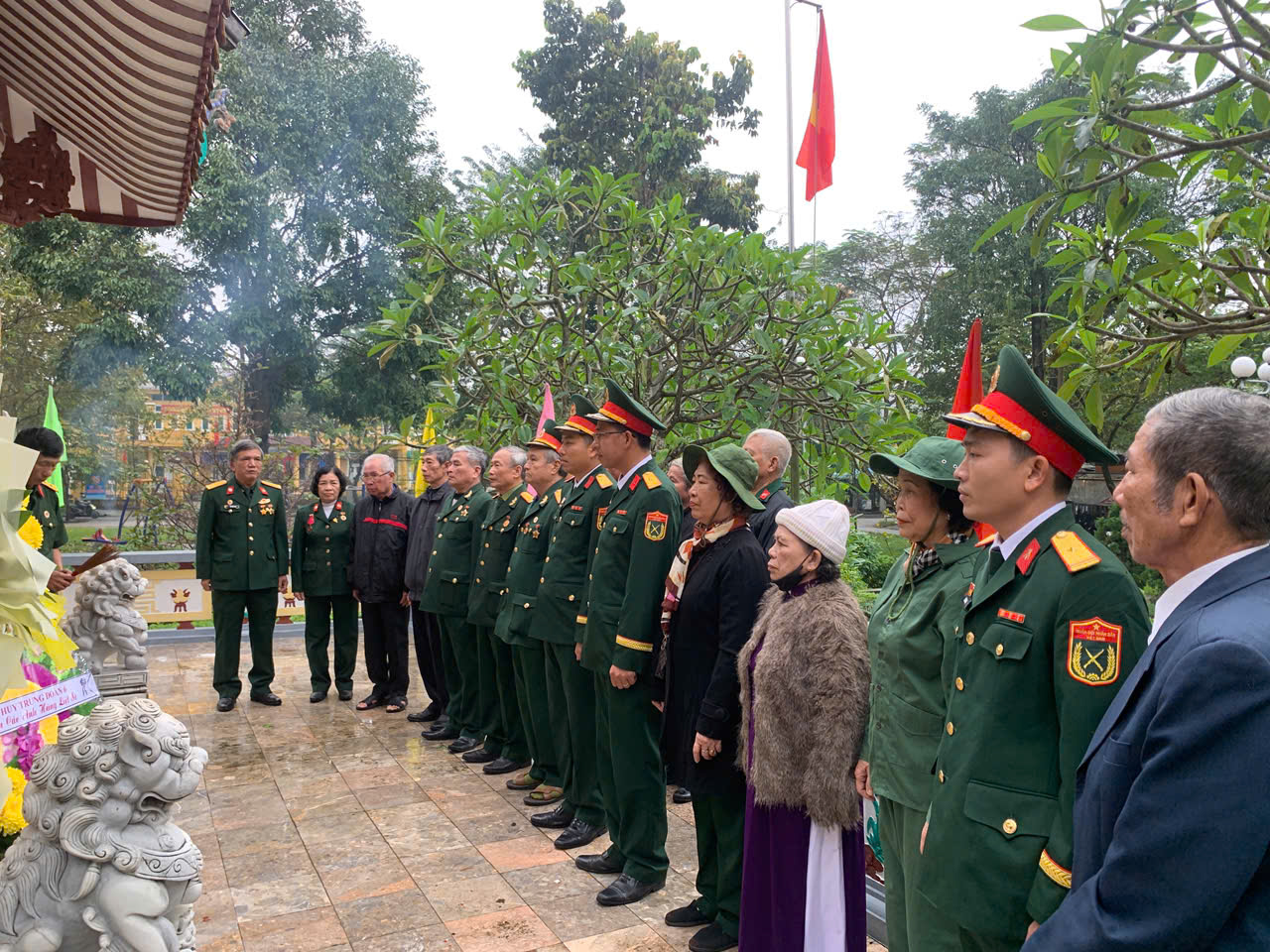 Hình ảnh dâng hương tại Khu di tích Trạm Phẫu