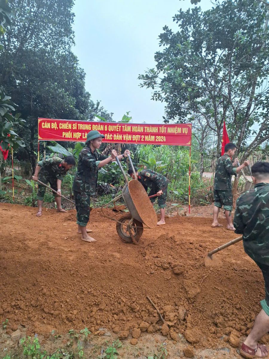 Hình ảnh cán bộ, chiến sĩ Trung đoàn 6 tham gia hoạt động dân vận