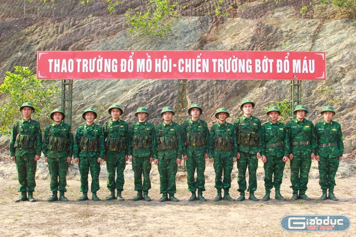 Nguyễn Anh Vũ chụp ảnh lưu niệm cùng các bạn học viên, thể hiện tinh thần đoàn kết và vui tươi