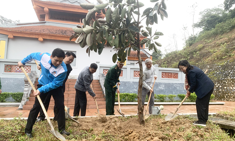 Hình ảnh các đại diện lãnh đạo tham gia trực tiếp vào hoạt động trồng cây.