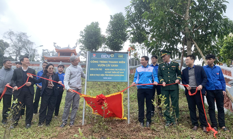 Hình ảnh lễ khánh thành công trình trồng cây chống sạt lở, thể hiện sự tham gia của các đại biểu.