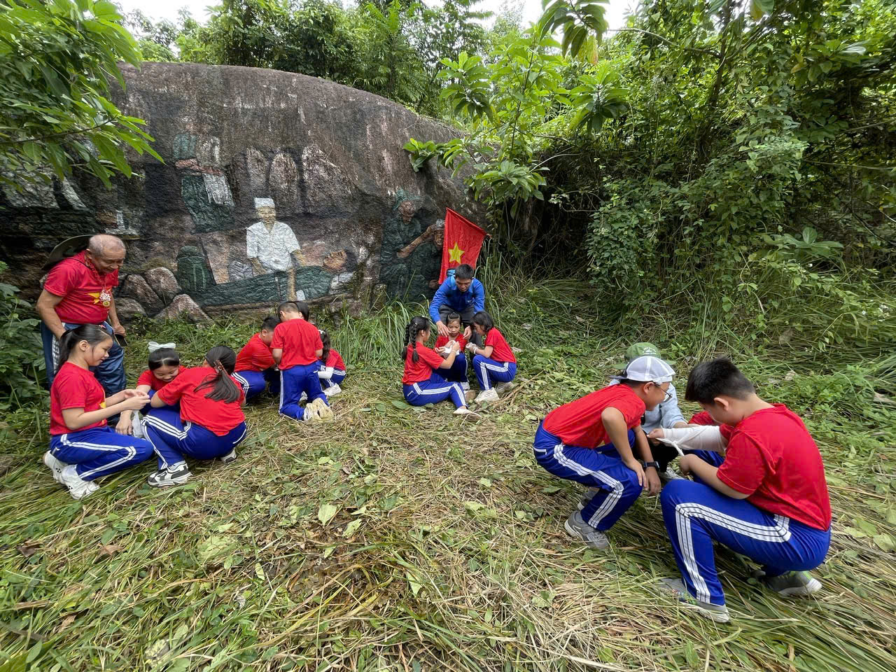 Các em học sinh hào hứng tham gia các hoạt động trải nghiệm tại Khu căn cứ cách mạng Đồng Bò.