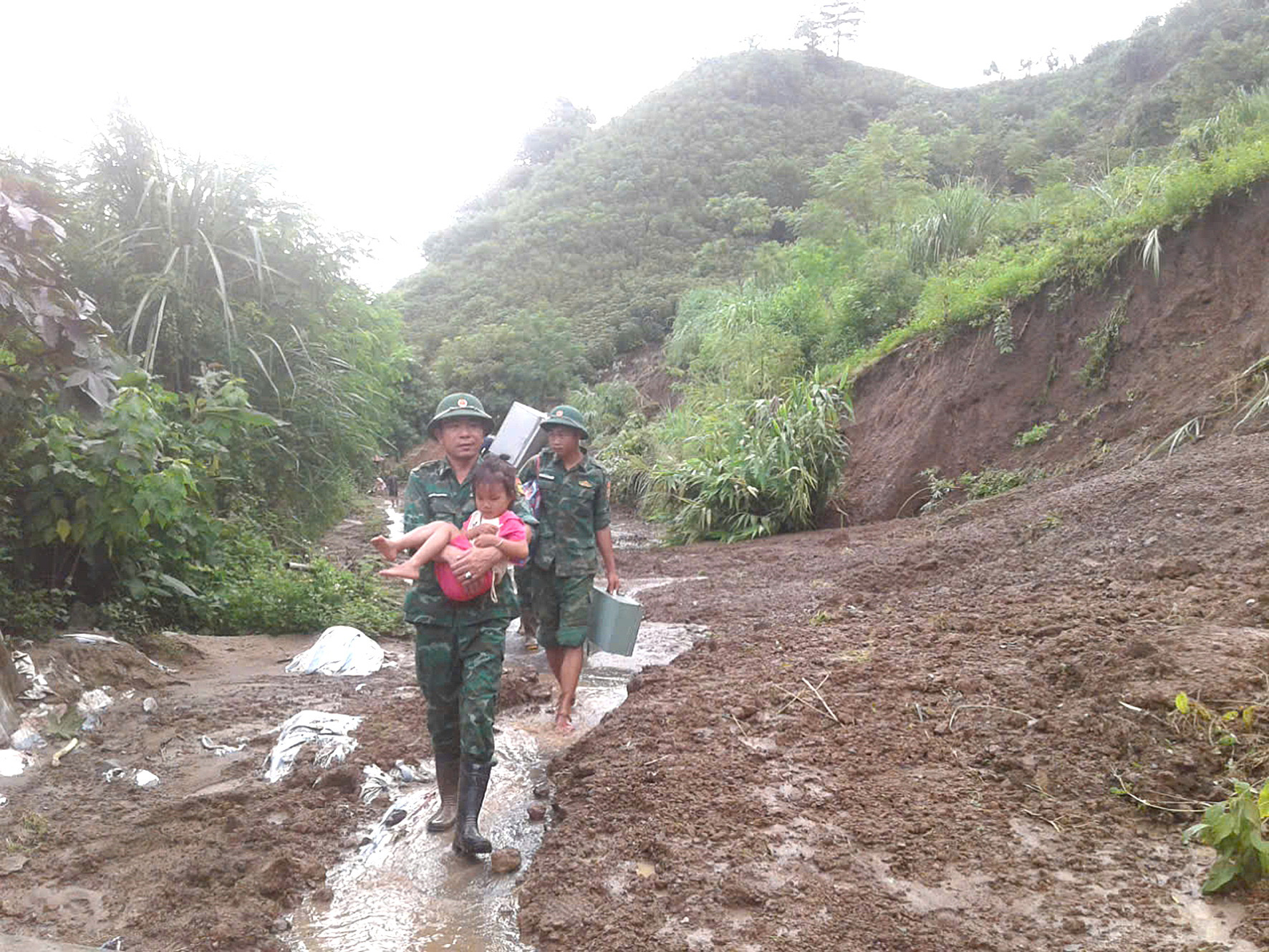 Mẹ con chị Đào được bộ đội biên phòng cứu sống, đưa về trạm