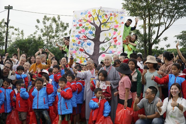 Trao quà cho thiếu nhi