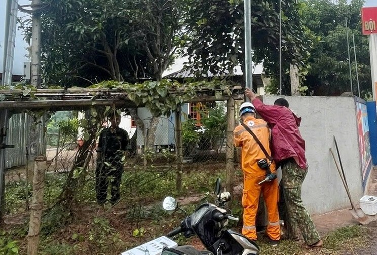 Cột đèn năng lượng mặt trời được lắp đặt tại bản Tả Khố Khừ, xã Sín Thầu