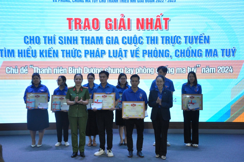 Lãnh đạo Tỉnh đoàn trao giải nhất và giải nhì