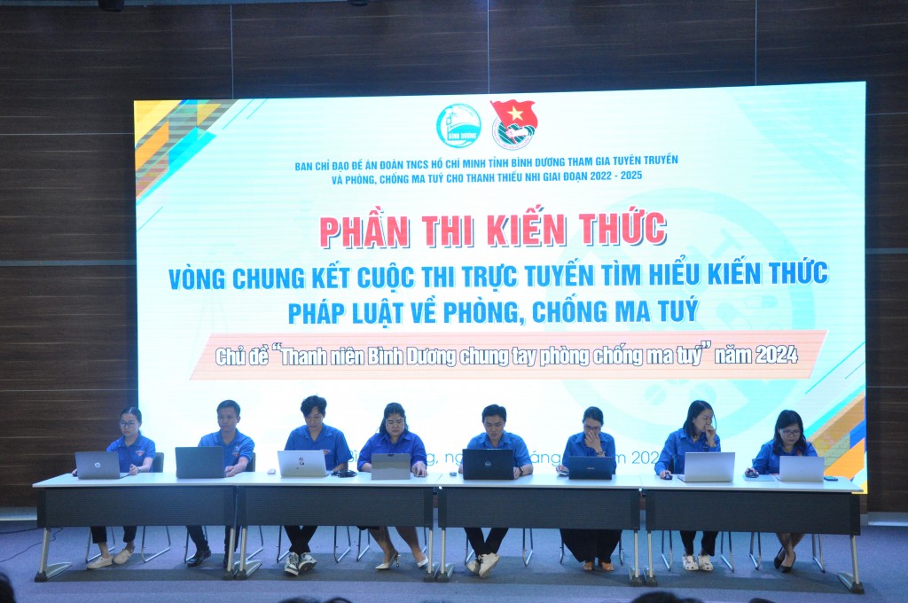 Các thí sinh tham gia phần thi kiến thức