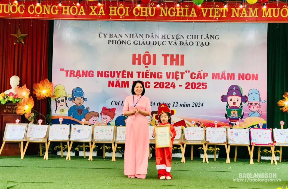 alt text:  Hình ảnh niềm vui chiến thắng của thí sinh đạt giải nhất tại hội thi "Trạng nguyên Tiếng Việt" huyện Chi Lăng.