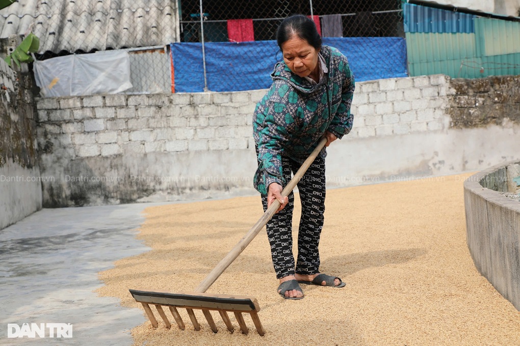 Hình ảnh bà Xuân chăm sóc mẹ chồng già yếu