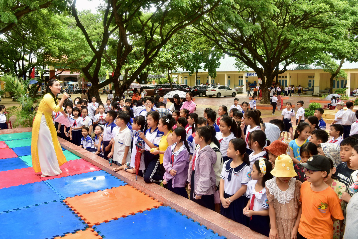 Các em học sinh trường Tiểu học Cam Lộc 1 hào hứng tham gia chương trình "Phở yêu thương"