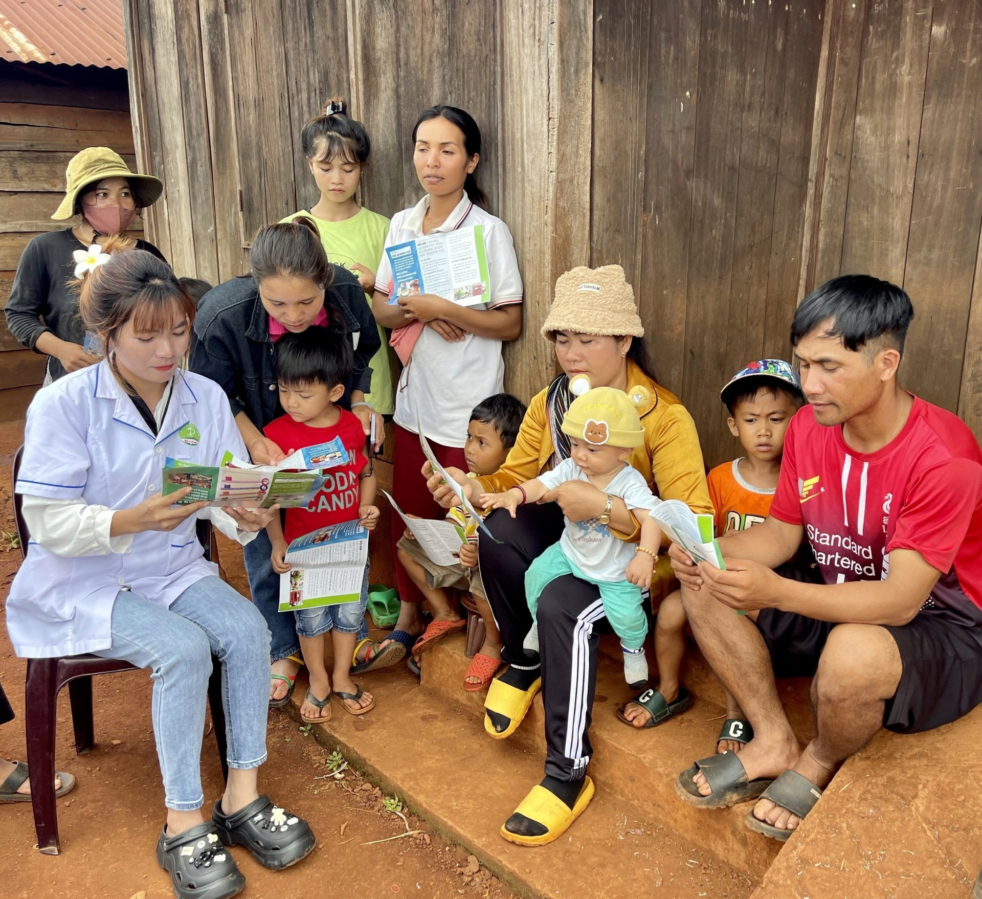 Chị Ka Thuyên, nhân viên y tế thôn bản của thôn Hà Giang, xã Gia Bắc (huyện Di Linh) tuyên truyền về dân số -KHHGĐ cho các gia đình sinh con một bề 