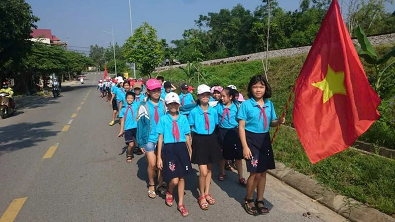 Cựu chiến binh, đoàn viên thanh niên và học sinh cùng nhau vệ sinh tuyến đường sắt