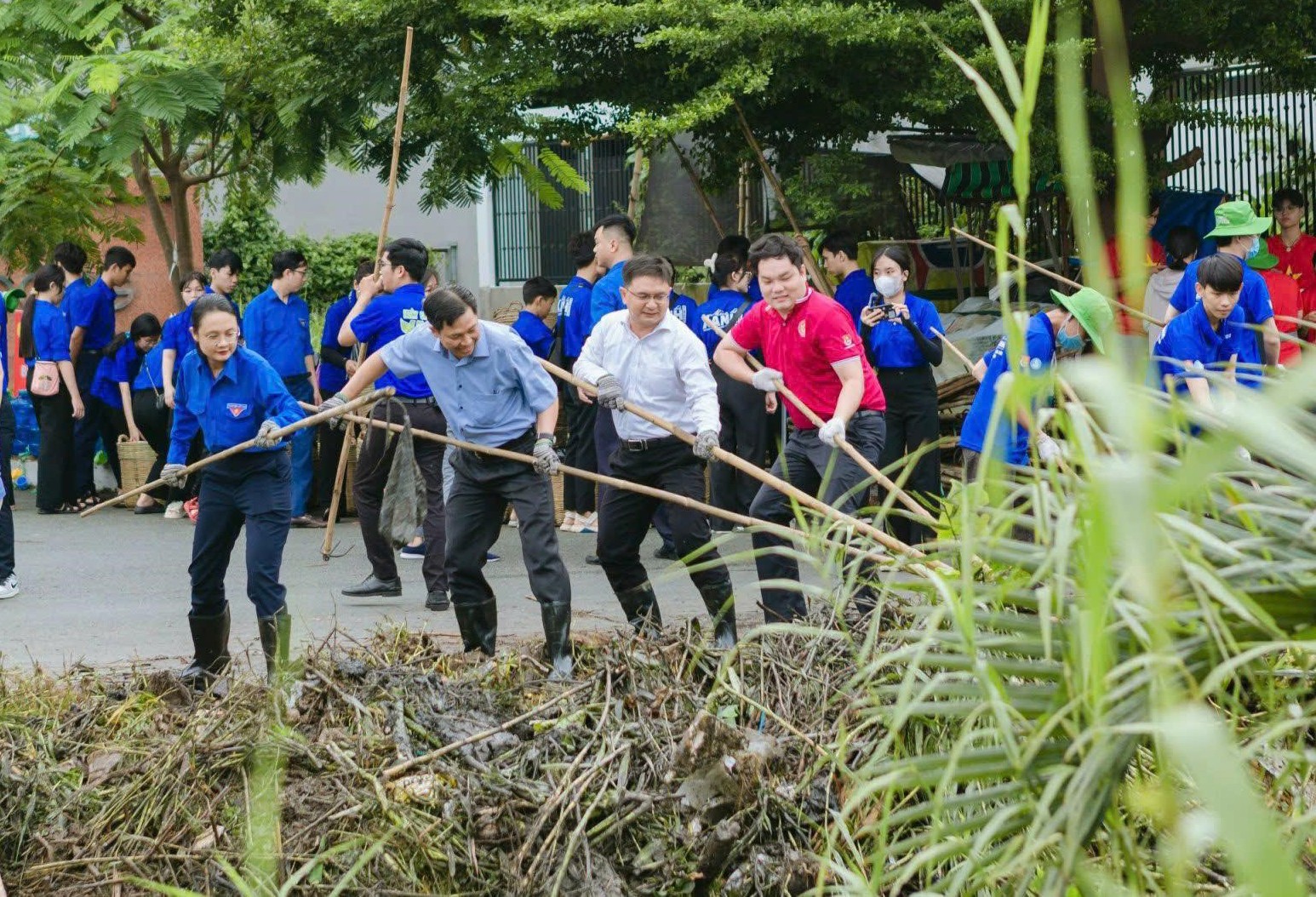 Thanh niên làm sạch môi trường tại các tuyến rạch, kênh con thuộc tuyến sông Vàm Thuật, TP. HCM.