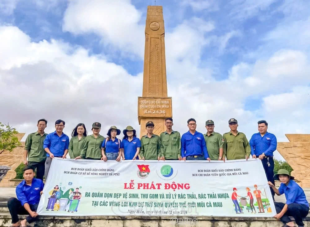 Lãnh đạo Ban Mặt trận Thanh niên, T.Ư Đoàn trao tặng “Phòng tin học cho em”.