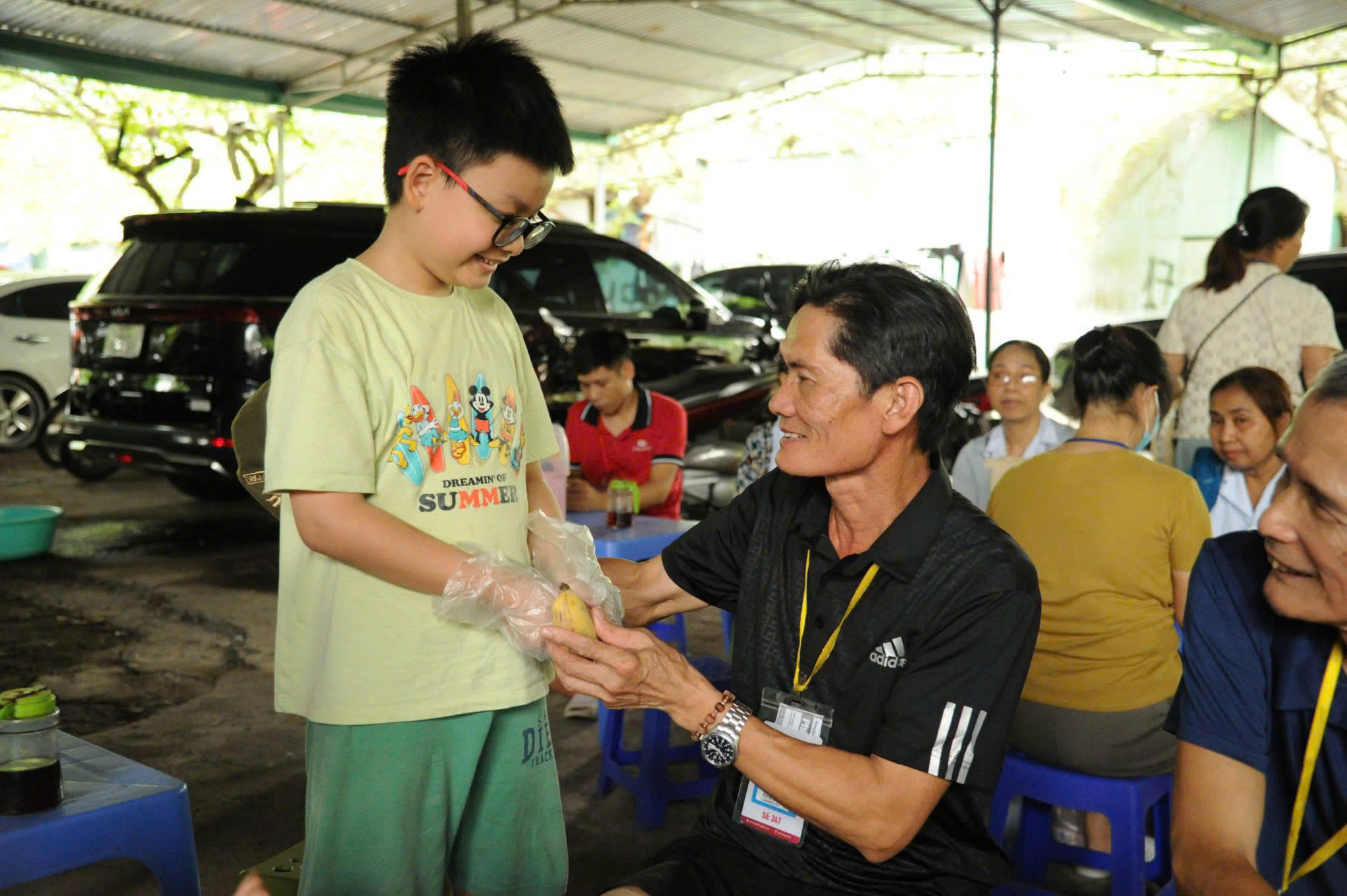 Hoàng Minh trao tặng lợn đất cho chương trình "Bữa Cơm Yêu Thương"