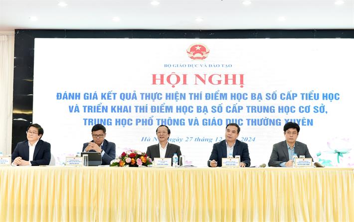 Phó Giám đốc Sở GDĐT Bình Dương Nguyễn Văn Phong trao đổi