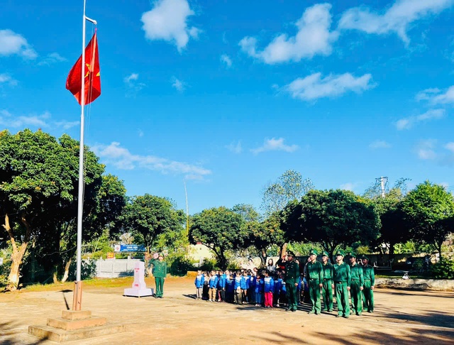 Các cháu học sinh mầm non thực hiện nghi thức chào cờ tại Đồn Biên phòng Hướng Phùng.