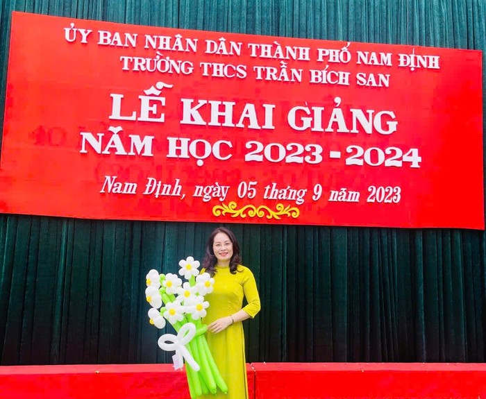 Cô Hoàng Thị Minh Nguyệt - Hiệu trưởng Trường Trung học cơ sở Trần Bích San (Nam Định)