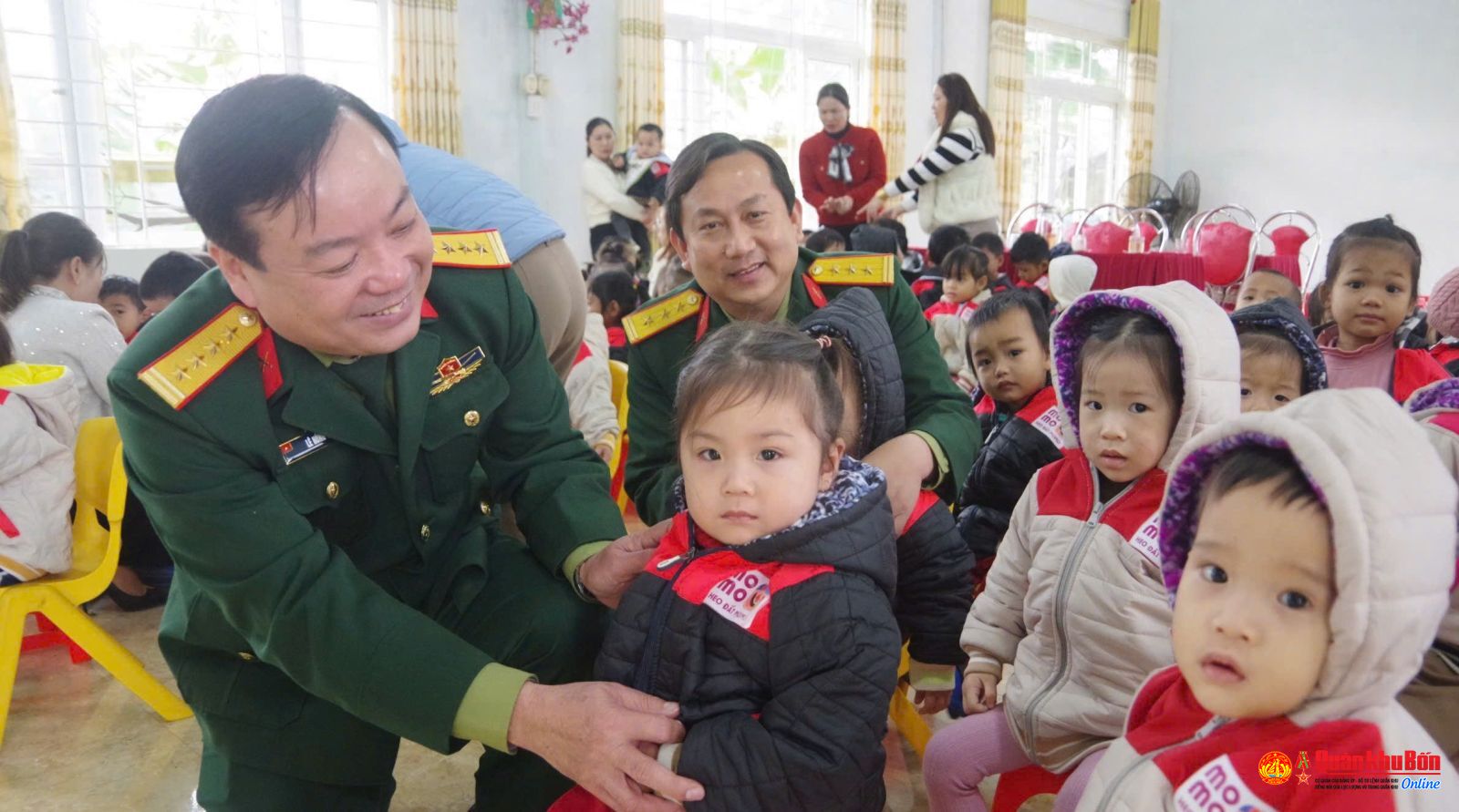 Áo ấm mùa đông, tình ấm mùa xuân: Học sinh trường mầm non xã Vĩnh Hà nhận áo ấm