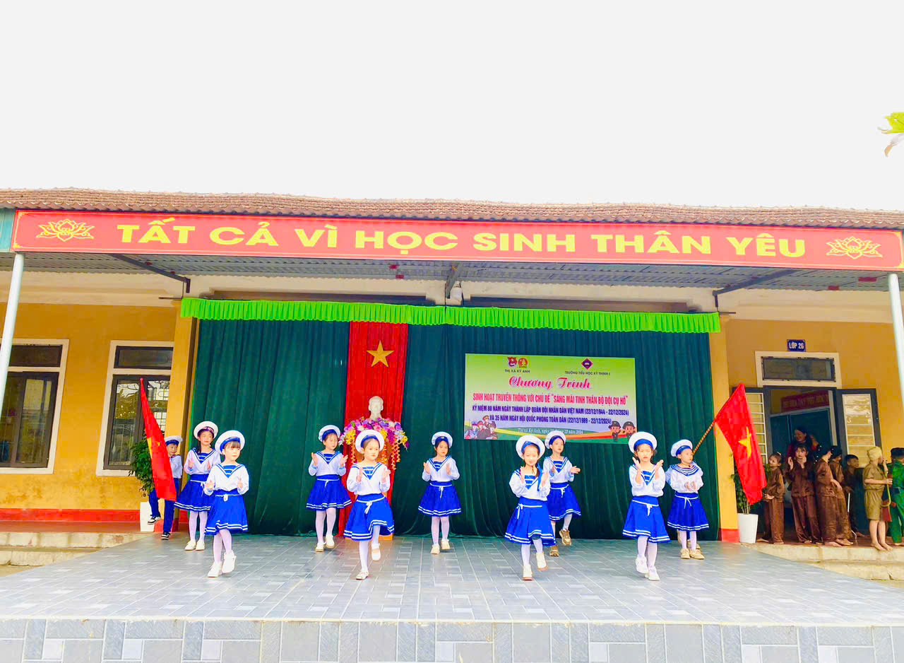 Hình ảnh các em học sinh tham gia văn nghệ