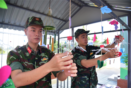 Đồ chơi từ vật liệu tái chế