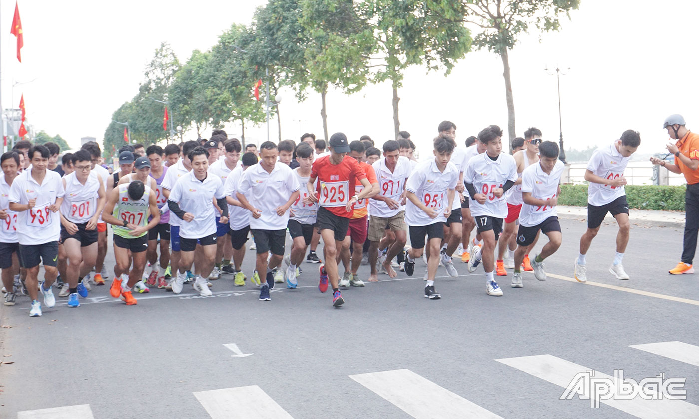 Vận động viên xuất phát tranh tài ở cự ly 10km nam