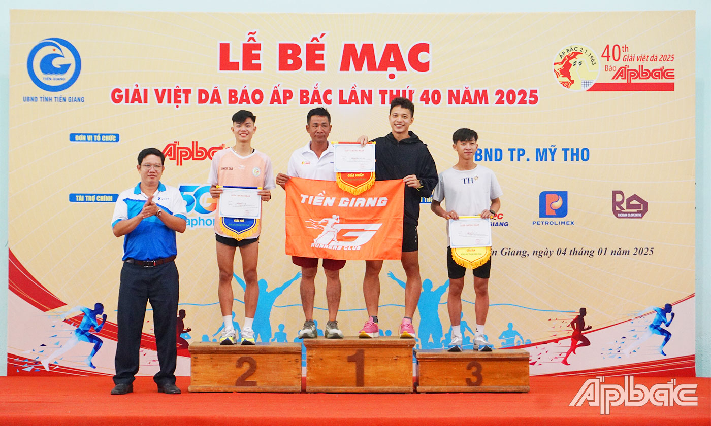 Ban tổ chức trao giải ở cự ly 10km nam