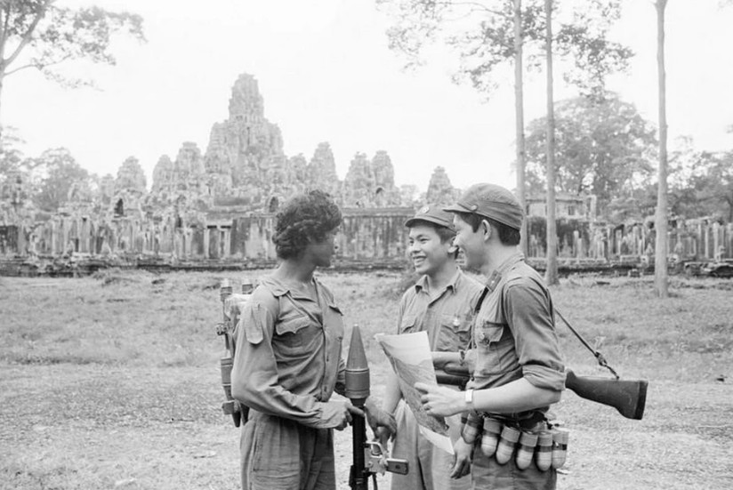 Hình ảnh 2: Bộ đội Việt Nam và Campuchia cùng bảo vệ đền Angkor Wat