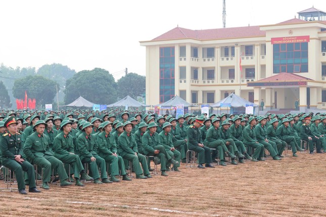 Hình ảnh các chiến sĩ quân đội tham dự ngày hội, hào hứng tìm hiểu thông tin về việc làm