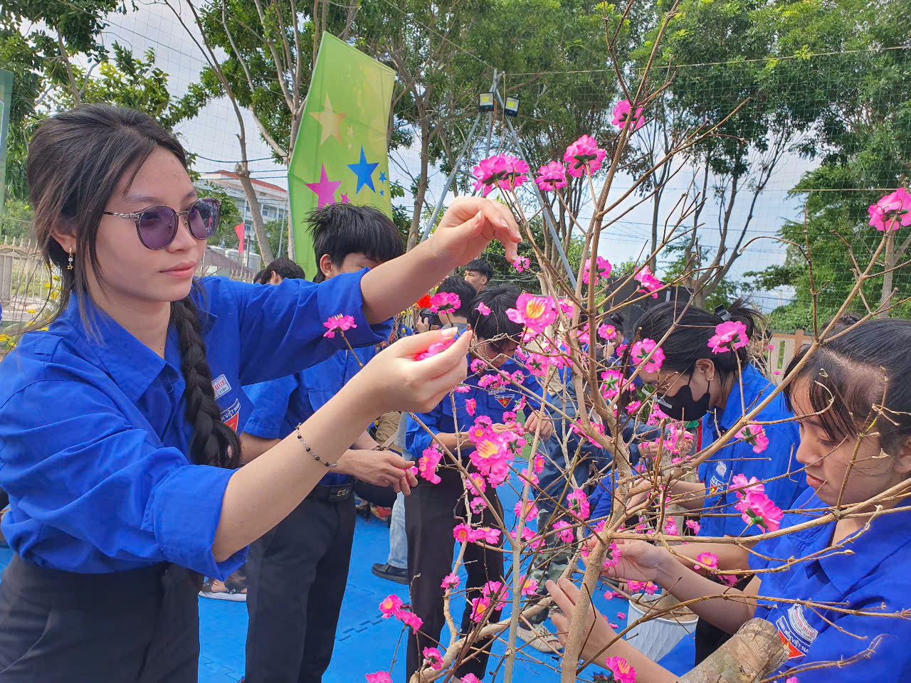 Hình ảnh các em học sinh trang trí không gian Tết tại nhà thiếu nhi Cam Lâm